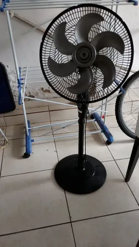 Ventilador de coluna grande funcionando só falta a grade da frente
