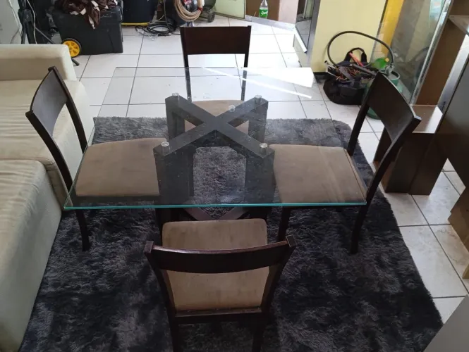 Mesa com tampo em vidro medindo 1,00 x 1,00 com 4 cadeiras marcas de uso ((ENTREGO GRATIS 