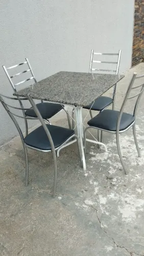 Mesa com 4 cadeiras