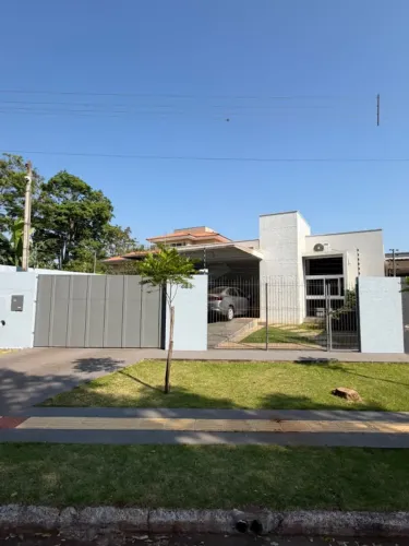 Casa térrea com 3 quartos, suíte, planejados e amplo quintal em Guaíra/PR.