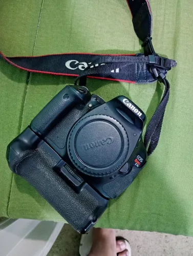 Canon t3i com grip 3 lentes 2 tripés 2 baterias mala para trasporte 1 filtro .