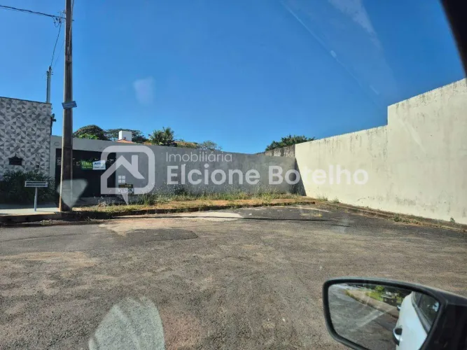 Terreno Comercial à venda em Uberlândia (Morada da Colina) 914 m²