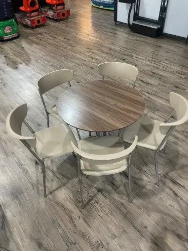 Jogo de mesa com cadeiras