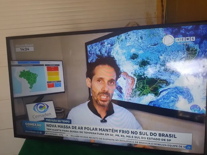 TV SAMSUNG 43 POLEGADAS com controle pega Netflix YouTube internet Retirada no local p sul