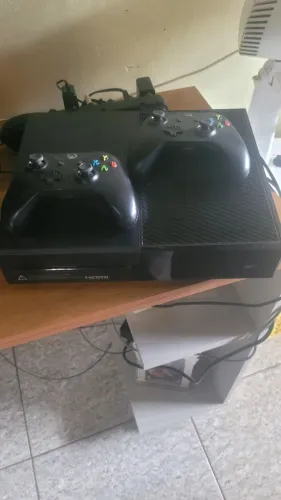 Vendo xbox one 1 terá de memória dois controles originais jogos em mídia física e digital 