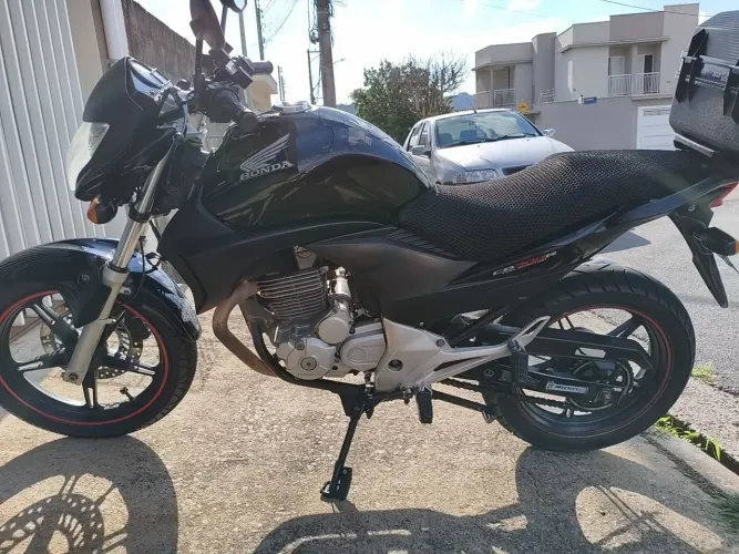 CB 300r 2010 bem conservada.