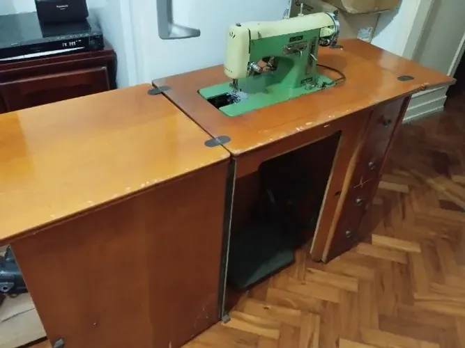 Máquina de costura Elgin com gabinete e manual