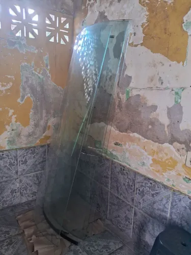 03 portas curvas de vidro+ 01 porta de vidro curva e estreita 