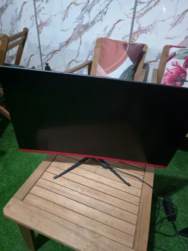 Monitor HD 27" curvo com defeito