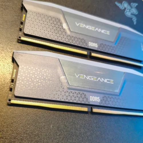 Memória RAM CORSAIR DDR5 32GB 5200mhz RGB