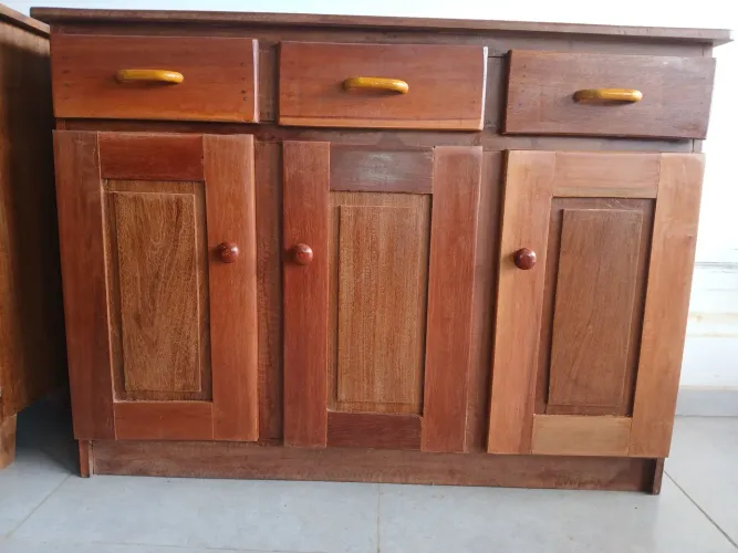 ARMÁRIO DE COZINHA EM MADEIRA