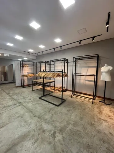 Estrutura de loja - araras, manequins, cabides