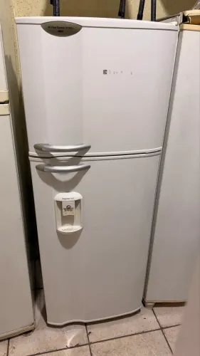 Geladeira Electrolux 340 Litros com dispenser de água na porta