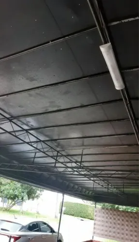 Estrutura de ferro e lona