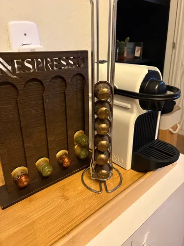 Cafeteira Nespresso Inissia Branca 110v a 127v + 2 suportes de capsulas
