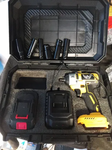 Parafusadeira   chave de impacto  com uma bateria 