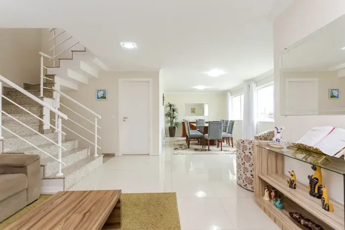Sobrado para venda com 4 quartos em Campina do Siqueira - Curitiba - PR