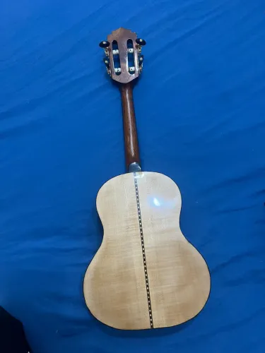 Cavaquinho Faia e tampo em cedro
