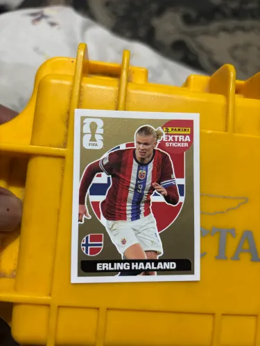 Figurinha da copa  extra sticker erling haaland ouro