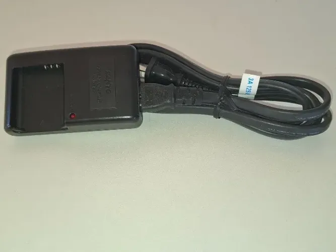 Carregador de bateria Sanyo VAR-L80 original 100-240VCA saída 8-12VA 5W