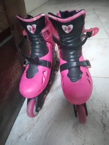 Patins da Barbie Seminovo 33 a 36 crianças dos 6 a 11 anos.