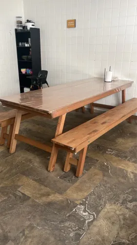 Mesa de Madeira com dois bancos
