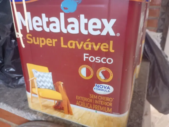 Tintas novas e usadas em Benfica