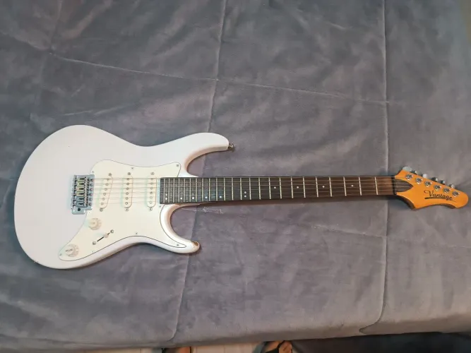 Guitarra Vantage Stratocaster Branca - Excelente Custo-Benefício / Relic Natural