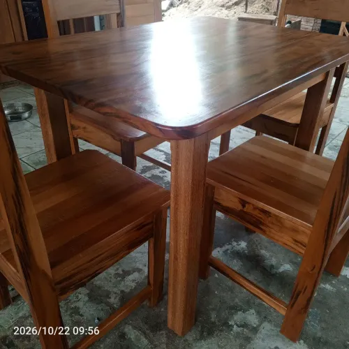 Vendo essa mesa com quatro cadeiras não Faço entrega