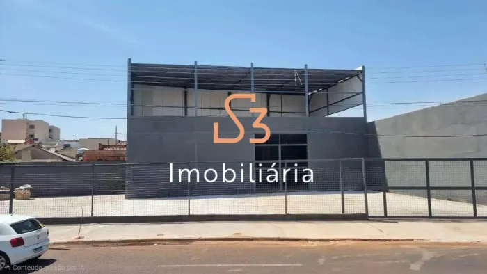 Barracão Comercial de Alto Padrão em Uberlândia-MG, Bairro Bom Jesus: 230m², 2 banheiros -