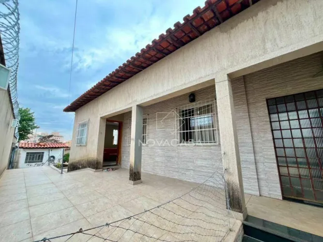 Casa com 3 dormitórios para alugar, 211 m² por R$ 4.581,33/mês - Planalto - Belo Horizonte