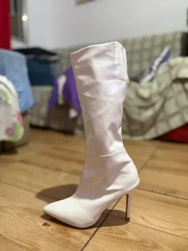 Bota branca use Livia rafaelle 