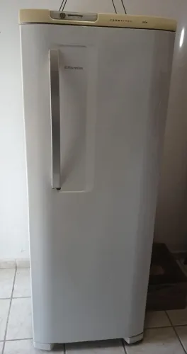 Geladeira Eletrolux (com defeito)