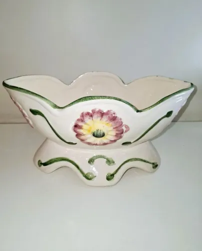Belíssima fruteira de cerâmica branca Vintage com detalhes florais pintados à mão.