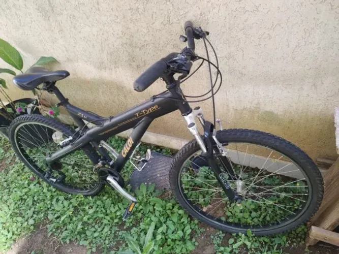 Bicicleta Caloi T-Type V21, aro 26, 21 marchas, quadro de aluminio, suspenção dianteira