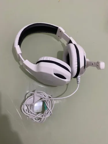 Headset Gamer Branco e Preto