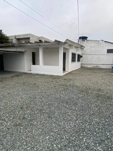 Casa com 2 dormitórios para locação no bairro Nova Brasília, em tajaí