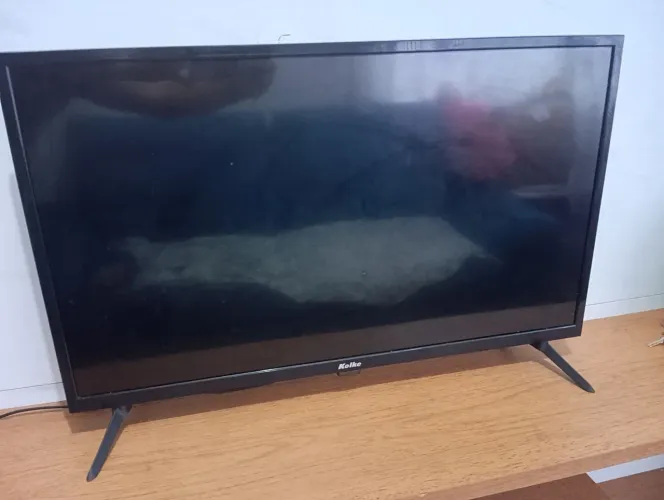 TV não tá ligando, só no fundo aparece a imagem, deve ser os leds.