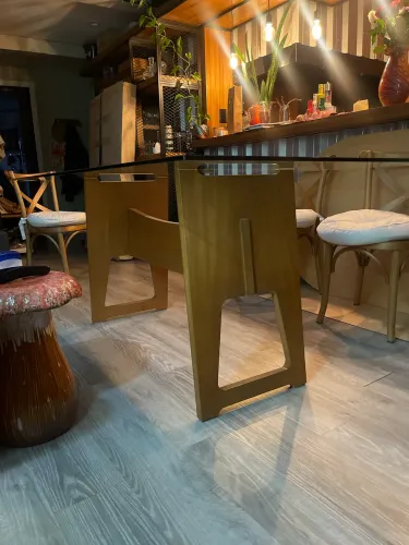 Mesa de jantar 6 lugares tampo de vidro temperado e pé amplo de madeira