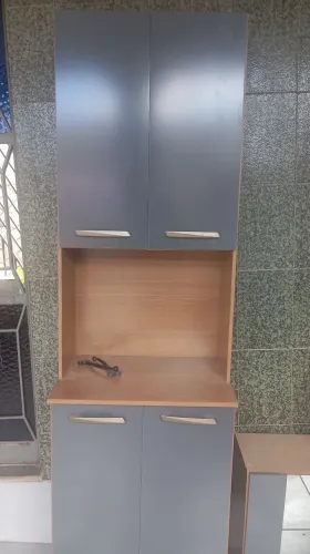 Vende-se armário semi-novo com pouco tempo de uso.