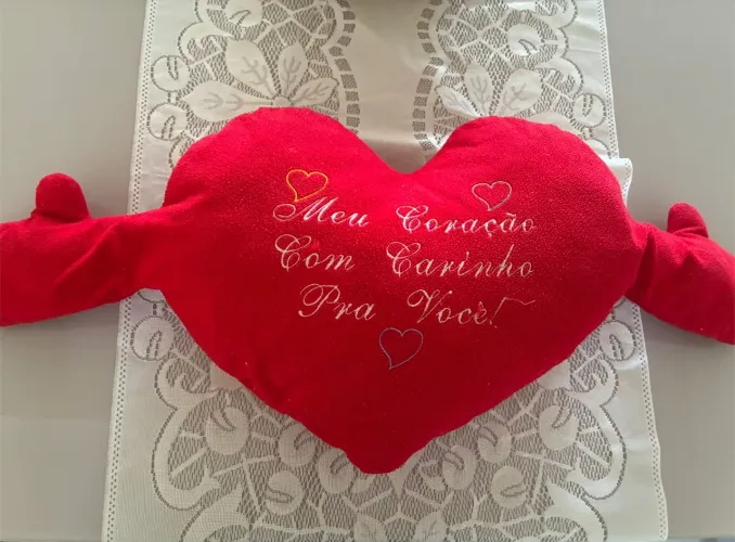 pelúcia de coração vermelho