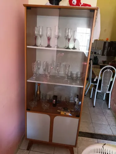 Vendo cristaleira ,nova em pouco uso ,ja com copos