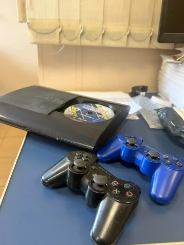 PS3 Super Slim + 2 Controles Originais