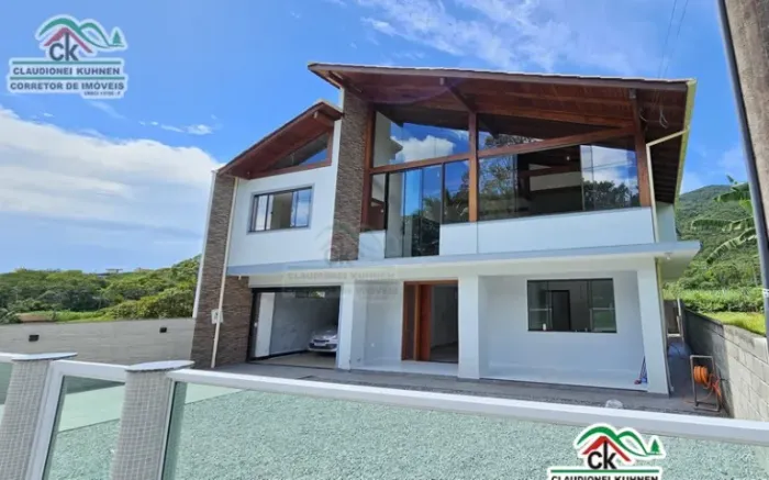Linda casa com acabamentos de alta qualidade - Águas Mornas
