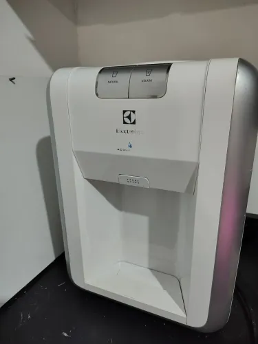 Filtro elétrico água temperatura ambiente e gelada , vai galão . $ 200 reais .
