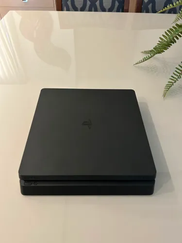 PS4 Slim 1TB, ACOMPANHADO DE 3 JOGOS DE CD( FIFA 19/ DAYS GONE/ RAINBOWSIX)
