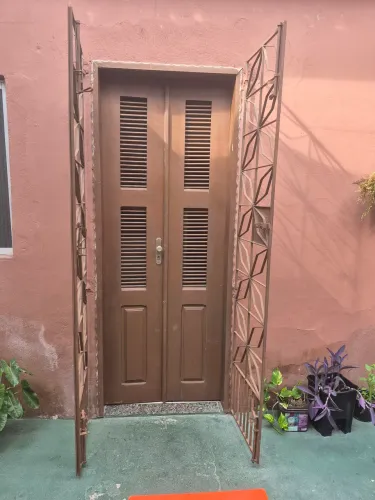 Porta maçaranduba 80 por 2.10 com forramento e grade.