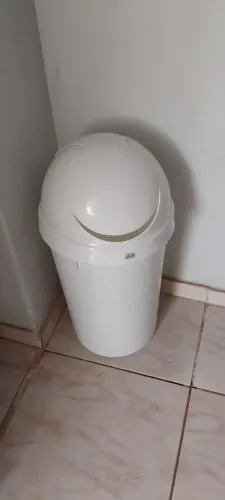 Lixeira Plástica Branca com Tampa Basculante - Nova