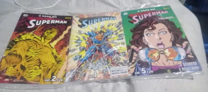Coleção de quadrinhos a saga do Superman 3 volumes da segunda temporada.