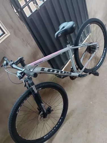 Bicicleta lutus semi nova poucas marcas de uso